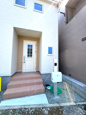 【玄関】 | Livele Garden.S堺東区北野田 | 長期優良住宅認定！耐震構造／住宅性能評価W取得／フラット35S対応物件です。ぜひ一度、現地をご覧ください。