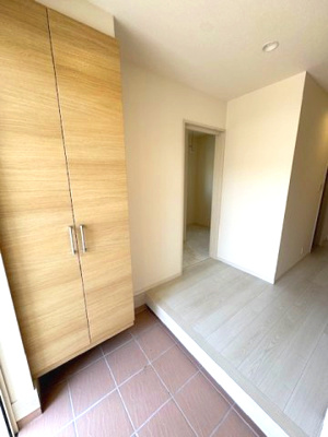 【玄関】 | Livele Garden.S堺東区北野田 | 脱いだ靴をすぐに片付けられるシューズボックス付き！※掲載中の写真は広角レンズで撮影で撮影のため、実際の見え方とは異なります。