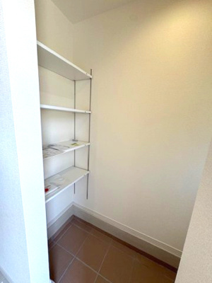 【玄関】 | Livele Garden.S堺東区北野田 | 玄関にはオープンな収納棚もご用意！収納する物の大きさに合わせられる可動棚仕様。お気に入りの靴も綺麗に片付けられます。