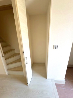 【収納】 | Livele Garden.S堺東区北野田 | 玄関ホールの収納スペース。お子様の外遊び道具やアウトドアグッズ、防災グッズなどの収納にもオススメ！