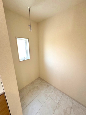 【ランドリースペース】 | Livele Garden.S堺東区北野田 | 窓付きで換気もスムーズに行えるランドリースペース。雨の日が続く梅雨時や真冬の寒い時期でもストレスなく室内干しができます！