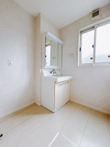 【中古戸建】高崎市吉井町南陽台3丁目の独立洗面台|■洗面室｜洗濯機を置いてもゆとりある広さの洗面脱衣室です♪三面鏡の洗面化粧台なので身支度もしやすくおしゃれが好きな方にも嬉しい設計です♪窓があるので換気の際も楽ちんです♪