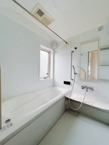 【中古戸建】高崎市吉井町南陽台3丁目の浴室|■浴室｜お子様やご年配の方にも負担のかからないエコベンチ浴槽。半身浴ができる機能性が魅力です。浴室暖房換気乾燥機付きで冬でも暖かく過ごせます。