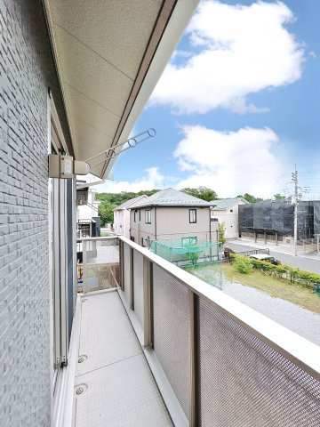 【中古戸建】高崎市吉井町南陽台3丁目のバルコニー|■バルコニー｜あたたかな陽のひかりを浴びることのできるバルコニー。お洗濯物やお布団を干せば、家族みんなが気持ちよく暮らすことができます(*^^*)