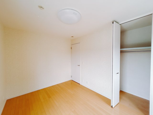 【中古戸建】高崎市吉井町南陽台3丁目の洋室|■2階洋室｜2階各居室には収納をご用意しています♪常にお部屋を綺麗に保てます！小さなお子様も自然とお片付けができるようになるのでうれしいですよね！