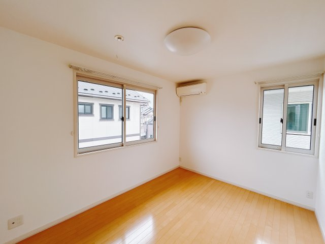 【中古戸建】高崎市吉井町南陽台3丁目の洋室|■2階洋室｜2面採光で明るい2階の洋室。全部屋フローリングなので、お掃除がしやすいです♪大きな収納もあって嬉しい！
