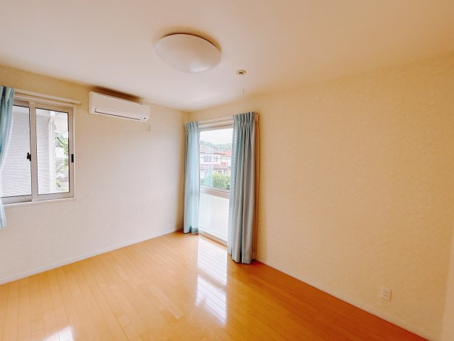 【中古戸建】高崎市吉井町南陽台3丁目の洋室|■2階洋室｜｜お子様の一人部屋にピッタリな洋室。木のぬくもりを感じるフローリングは、天然木の味わいが時とともに深みを増していきます。また、傷にも強く、フリーワックスでお手入れもラクラクです♪