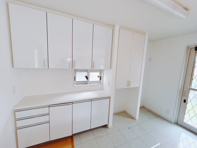 【中古戸建】高崎市吉井町南陽台3丁目のキッチン|■キッチン｜全スライド式収納キッチン♪お皿や鍋の出し入れもラクラクです（＾＾）！