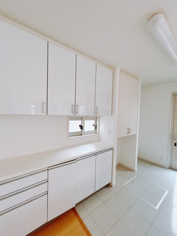 【中古戸建】高崎市吉井町南陽台3丁目のキッチン|■キッチン｜もともとカップボード付きなので、収納も困らず安心です！