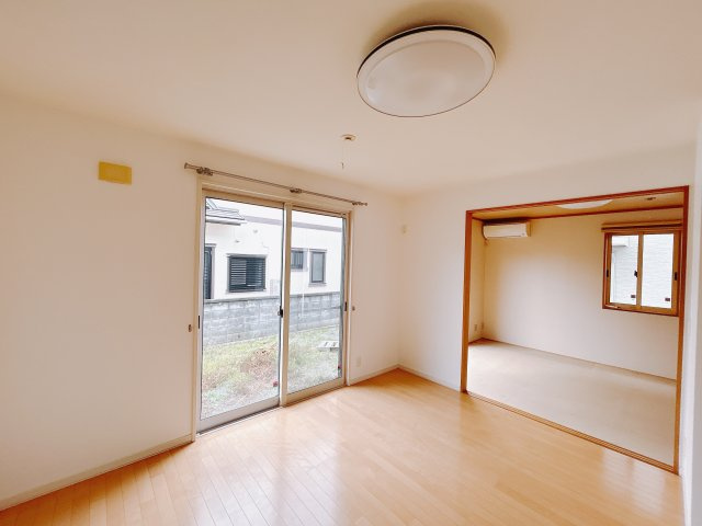 【中古戸建】高崎市吉井町南陽台3丁目の居間・リビング|■リビング｜陽当たり良好のリビングダイニング♪賃貸では叶わなかった、お友達とのホームパーティや大音量で映画やテレビを楽しむことができます(*^^*)