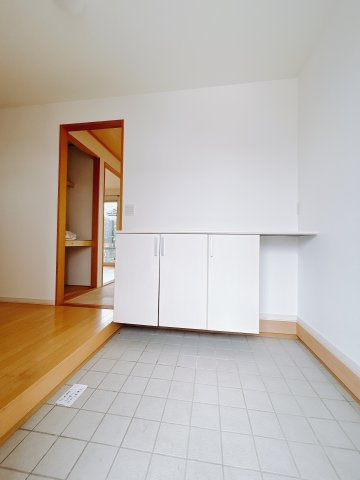 【中古戸建】高崎市吉井町南陽台3丁目の玄関|■玄関｜｜毎日の「いってらっしゃい」や「お帰りなさい」を大切なご家族と過ごす玄関は〈使いやすさ〉を追求しております。玄関横の物入は急な来客時でもさっとお片付けできるスペースを確保しています。