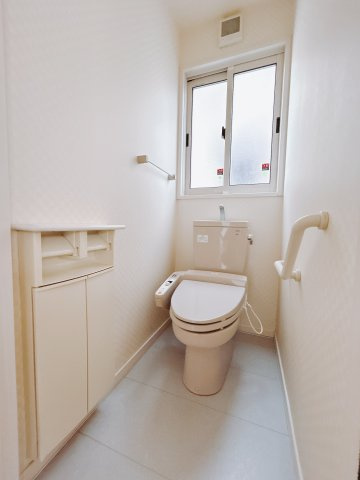 【中古戸建】高崎市吉井町南陽台3丁目のトイレ|■トイレ｜窓付きのトイレです♪白で統一されており清潔感溢れるトイレになっています！