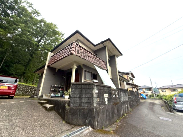 中古住宅　富士宮市野中4LDKの前面道路含む現地写真