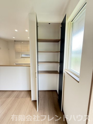 【居間・リビング】 | 五日市町下小深川戸建 | 収納