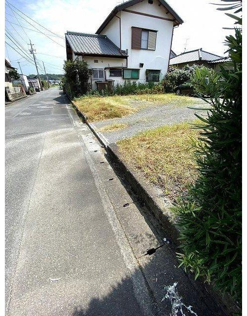 売新築戸建　焼津市田尻の前面道路含む現地写真|前面道路は約5mの広さで、車一台が悠々と通過可能です♪