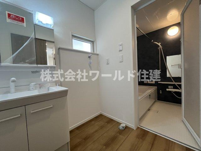 あきる野市小川の脱衣所|三面鏡の後ろにも収納があるので、スッキリお使いいただけます