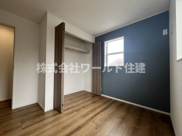 あきる野市小川の洋室|２階のお部屋にもアクセントクロスを採用しているので、グッと雰囲気が締まります