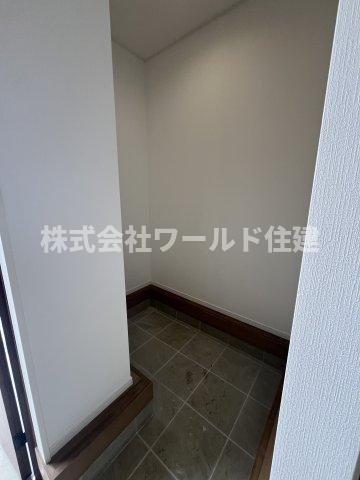 あきる野市小川の玄関|お子さまの三輪車やお外遊びの道具、車の整備用品などを収納することができるスペース