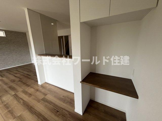 あきる野市小川の居間・リビング|便利なカウンター付き♪コワーキングスペースにも、写真やお花を飾るスペースにも活用できます。