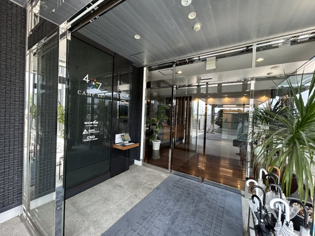 CAMP407のエントランス