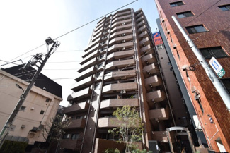 【外観】 | 手入れの行き届いた外壁やエントランスなど、「見ればわかる」レベルで清潔感を保ったマンションです。築年数を感じさせない姿で皆様をお出迎えします。～即日のご見学可能～　お問合せはお気軽にどうぞ。