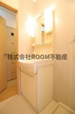 フルール・ド・シャモニ の独立洗面台|独立洗面台、小物を置くことができて便利です