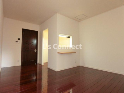 【居間・リビング】 | セロー明通館 | １０帖のＬＤＫ。カウンターキッチンです。