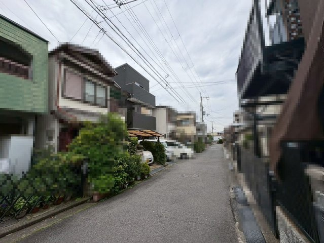 辻之　中古一戸建の前面道路含む現地写真|一坪以上の浴室でのびのび一日の疲れを癒して下さいね！
浴室に窓が付いているので、換気ができて湿気やカビ防止になりますよ！