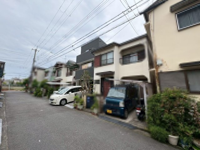 辻之　中古一戸建の前面道路含む現地写真|トイレ１階と２階の２ヶ所あります♪忙しい朝や家族の多いご家庭も安心ですね！