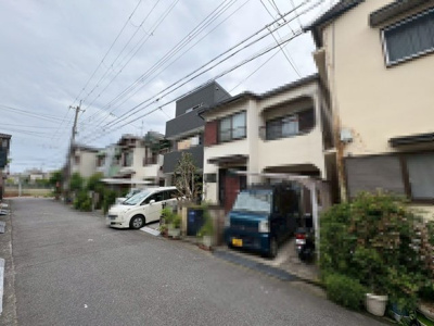 【前面道路含む現地写真】 | 辻之　中古一戸建 | トイレ１階と２階の２ヶ所あります♪忙しい朝や家族の多いご家庭も安心ですね！