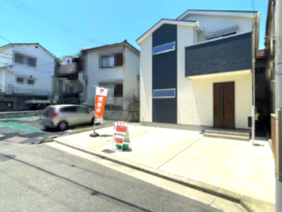 【前面道路含む現地写真】 | 浜寺石津町西4丁　築浅戸建 | 広々スペースの駐車場は駐車も楽々です。