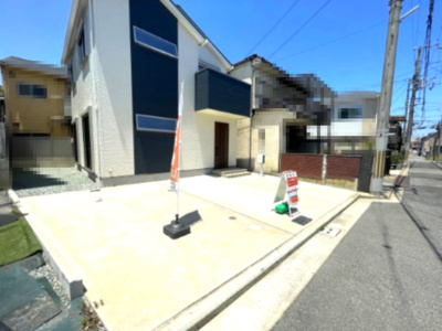 【前面道路含む現地写真】 | 浜寺石津町西4丁　築浅戸建 | 広々とした駐車場ではお休みの日などBBQを楽しむこともできます。