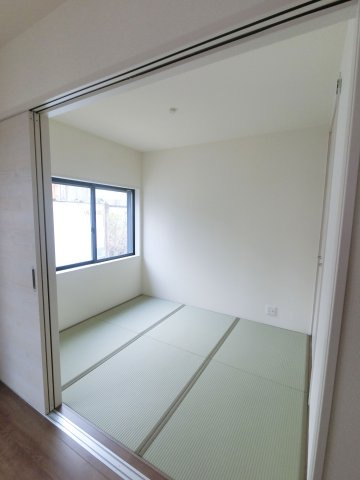 神埼市神埼町第3の内観：施工例|子どもを寝かしつけたり来客をもてなす際にも便利な寛ぎの和室空間。