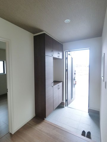 神埼市神埼町第3の内観：施工例|シューズ収納スペースも備えられた玄関です♪