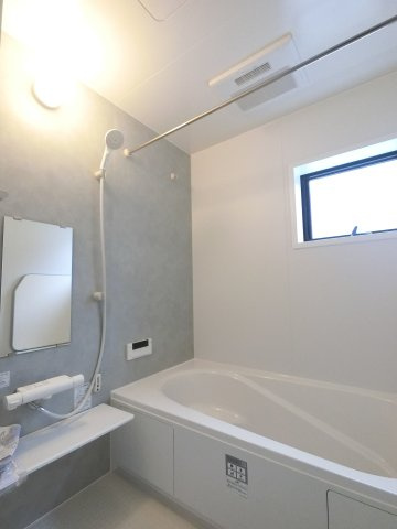 神埼市神埼町第3の内観：施工例|1日の疲れがとれる、ゆったりとしたバスルーム。便利な浴室乾燥暖房機を完備。