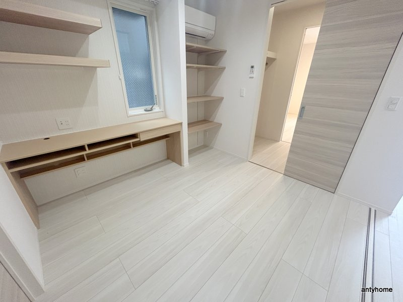 クラシスト泉町の洋室