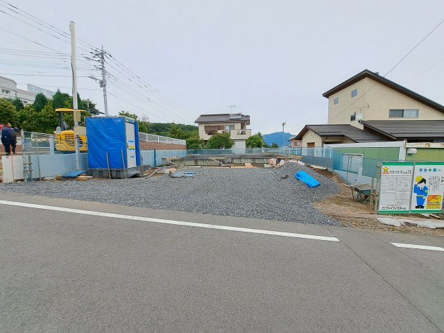 新築　渋川市石原　2号棟の駐車場|現地写真　駐車スペースは建物南側に並列3台分可能です！