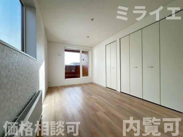 【新築戸建】札幌市豊平区西岡3条3丁目3棟の洋室|2階洋室にはルーフバルコニーが設置されています。