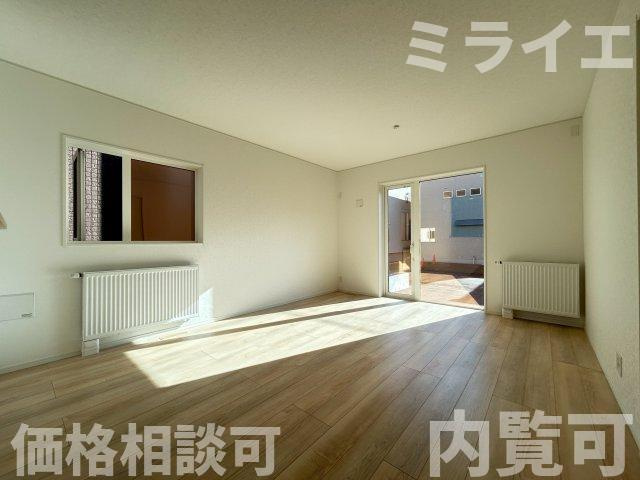 【新築戸建】札幌市豊平区西岡3条3丁目3棟の居間・リビング|リビングが見渡せる対面キッチンを採用。内装(壁・床・建具)は白を基調とし、明るい雰囲気となっています。