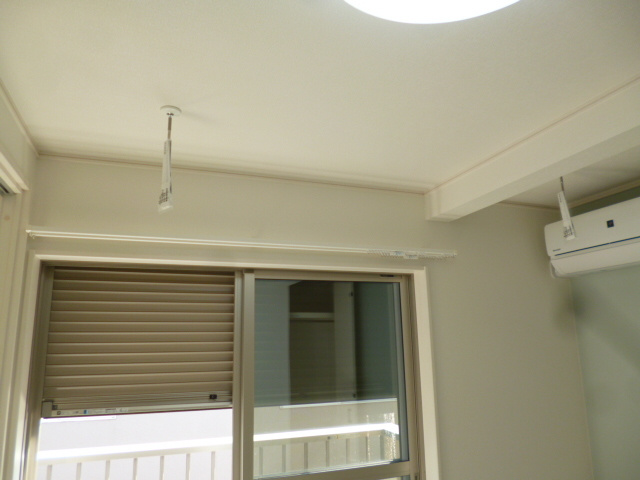 カーサ・コスモの設備|防犯シャッター、室内物干しフック