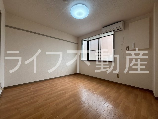 ロイヤル俊徳Ⅱの洋室|落ち着いた色調の洋室です