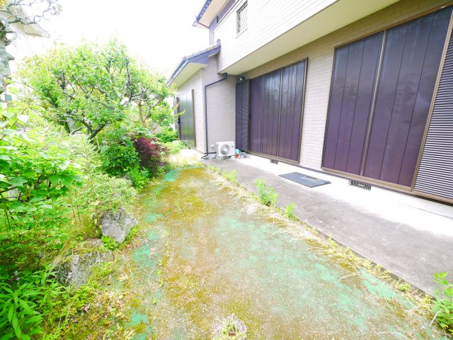 茂原市緑ヶ丘5　中古戸建の庭|４LDK　敷地約66坪 都市ガス上下水 カーポート1台 バス停江本坂上徒歩約2分　緑ヶ丘分譲地内