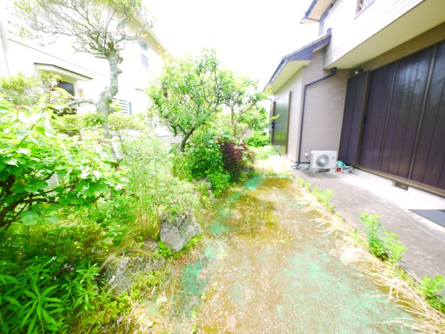 茂原市緑ヶ丘5　中古戸建の庭|４LDK　敷地約66坪 都市ガス上下水 カーポート1台 バス停江本坂上徒歩約2分　緑ヶ丘分譲地内