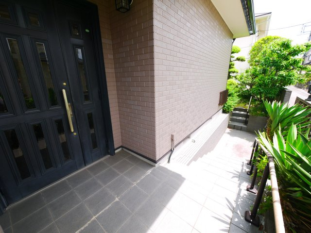 茂原市緑ヶ丘5　中古戸建の玄関|４LDK　敷地約66坪 都市ガス上下水 カーポート1台 バス停江本坂上徒歩約2分　緑ヶ丘分譲地内