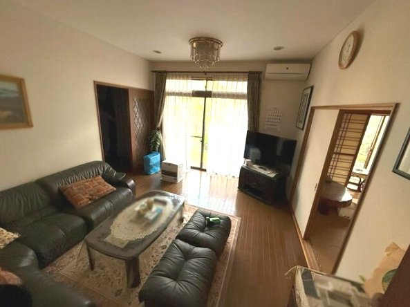 茂原市緑ヶ丘5　中古戸建の居間・リビング|４LDK　敷地約66坪 都市ガス上下水 カーポート1台 バス停江本坂上徒歩約2分　緑ヶ丘分譲地内