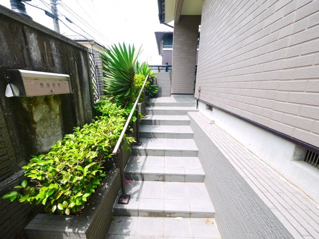 茂原市緑ヶ丘5　中古戸建の玄関|４LDK　敷地約66坪 都市ガス上下水 カーポート1台 バス停江本坂上徒歩約2分　緑ヶ丘分譲地内