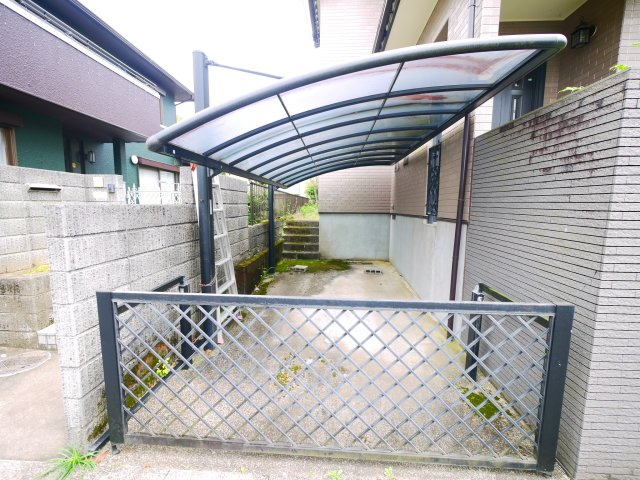 茂原市緑ヶ丘5　中古戸建の駐車場|４LDK　敷地約66坪 都市ガス上下水 カーポート1台 バス停江本坂上徒歩約2分　緑ヶ丘分譲地内