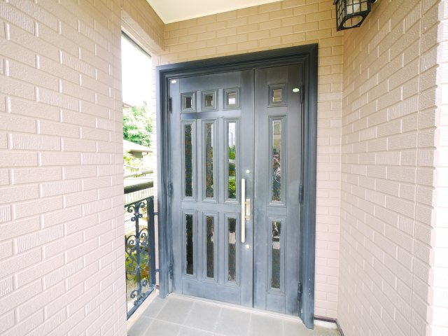 茂原市緑ヶ丘5　中古戸建の玄関|４LDK　敷地約66坪 都市ガス上下水 カーポート1台 バス停江本坂上徒歩約2分　緑ヶ丘分譲地内