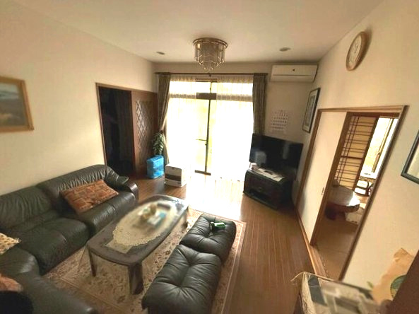 茂原市緑ヶ丘5　中古戸建の居間・リビング|４LDK　敷地約66坪 都市ガス上下水 カーポート1台 バス停江本坂上徒歩約2分　緑ヶ丘分譲地内