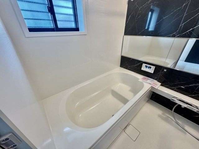 泉南市新家2期の浴室|浴室暖房乾燥機などを備えたくつろぎの空間。1坪サイズだから、お子様との入浴もゆったり入れます。